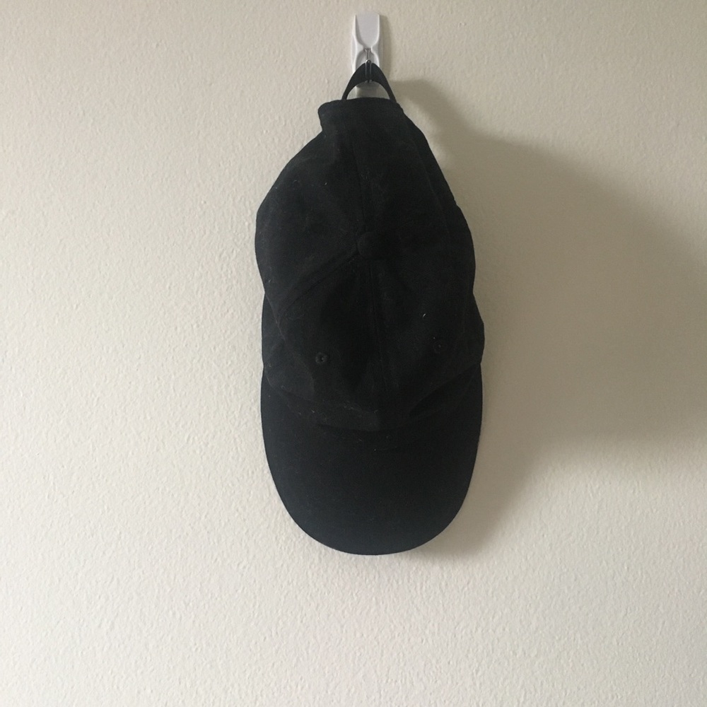 UO black cap